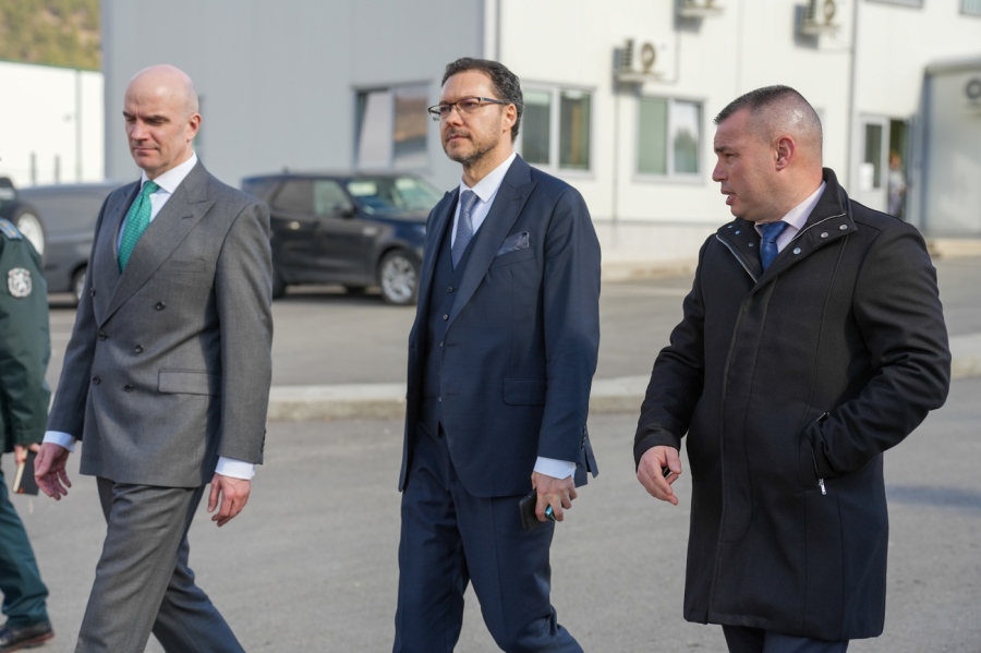 Вътрешният министър в оставка Даниел Митов се завърна с инспекция на КГПП-Калотина