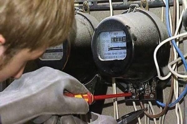 Разследват незаконно прикачване към ел. мрежата в Дупница