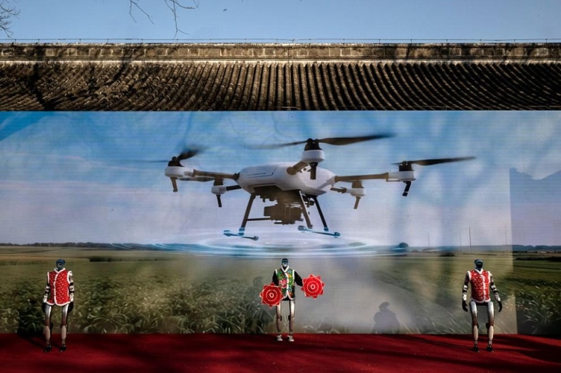 Китай посрещна годината на Коня със зрелищно шоу и танцуващи роботи