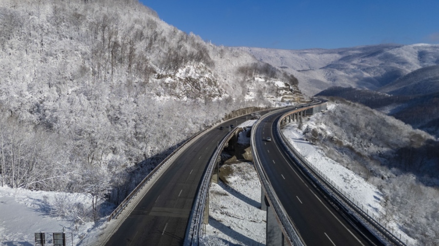 АПИ с предупреждение: Дъждът преминава в сняг, подгответе автомобилите за зимата