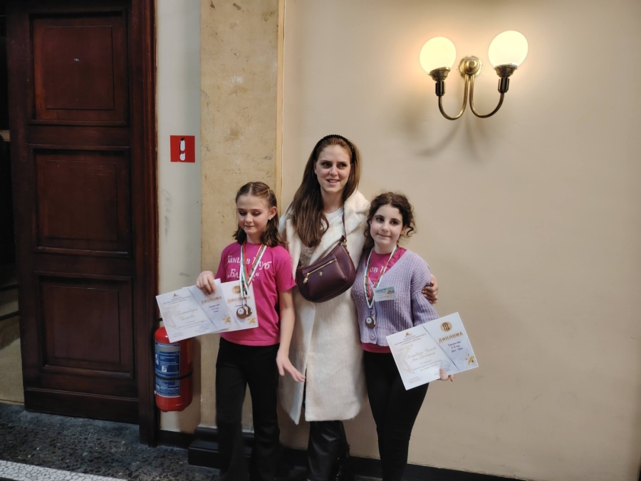 Младите таланти на Благоевград Божидара Чимева и Яна Рибнишка блеснаха в „Утринна звезда“