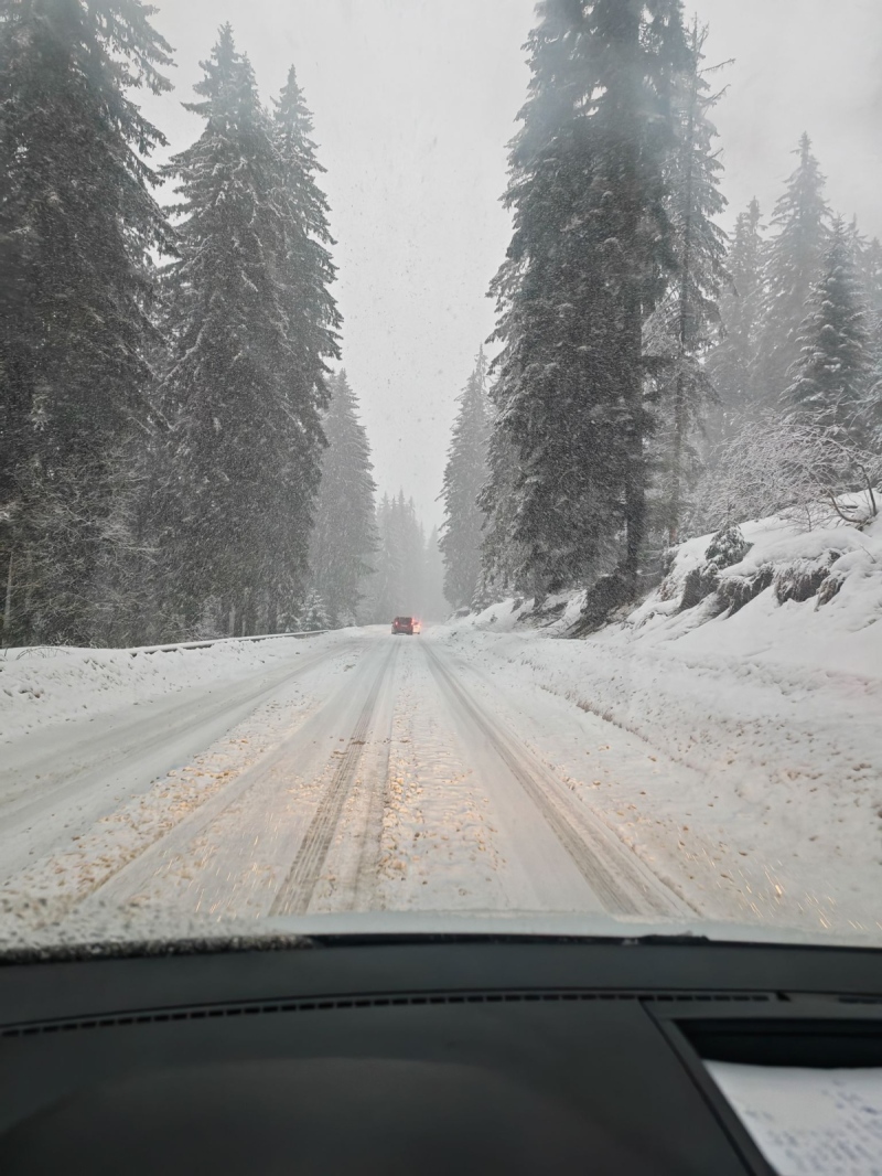 Зимата се завърна: Ограничиха движението през проходите „Рожен“ и „Превала“