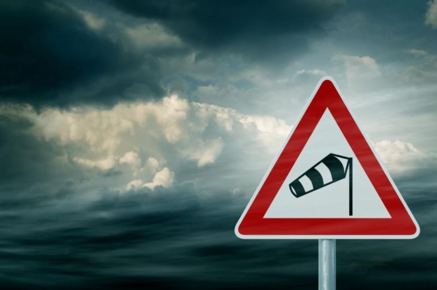 Опасно време в страната: Жълт и оранжев код за поледици и силен вятър