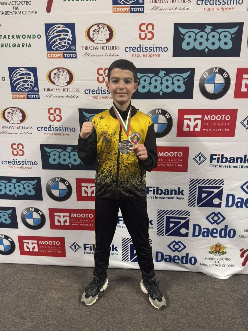 Седмокласникът Николай Яначков от Дупница грабна сребро от държавното по таекуондо