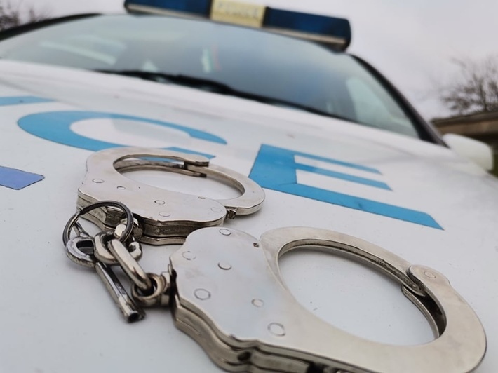 Заради вързано куче в двор: Мъж заплаши с убийство жена и детето ѝ