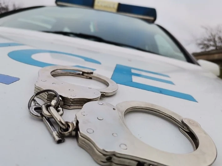 Заради вързано куче в двор: Мъж заплаши с убийство жена и детето ѝ