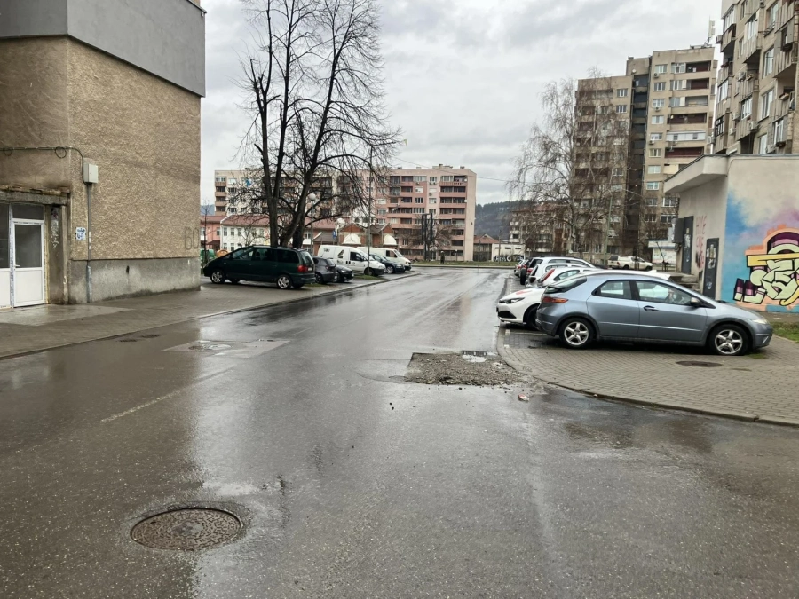 Опасност в Дупница: 30-сантиметрова дупка дебне шофьори в ж.к. „Бистрица“