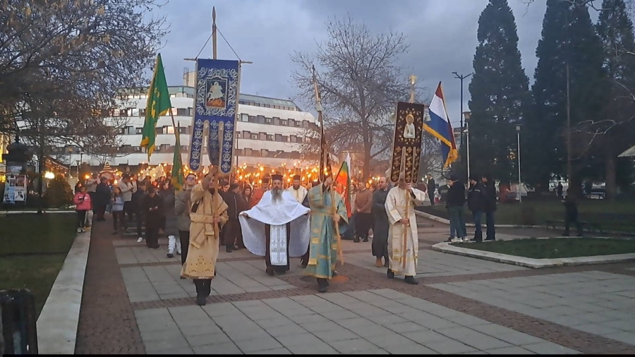 Със 153 факли Дупница сведе глава пред подвига на Апостола