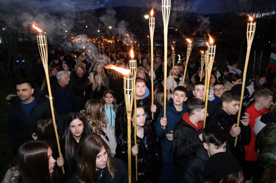 Хиляди факли осветиха 153-годишнината от гибелта на Левски в Петрич