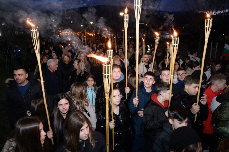 Хиляди  факли осветиха 153-годишнината от гибелта на Левски в Петрич