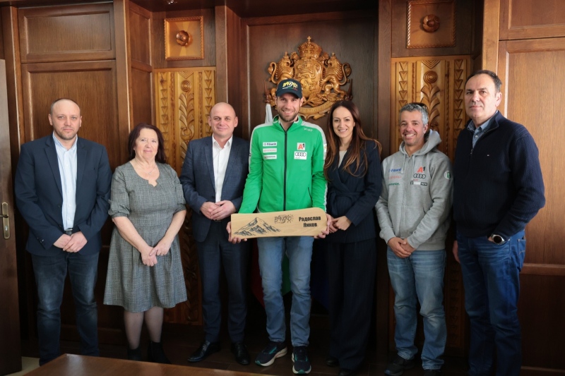 Банско посрещна с овации Радо Янков,  подариха му гравиран плакет