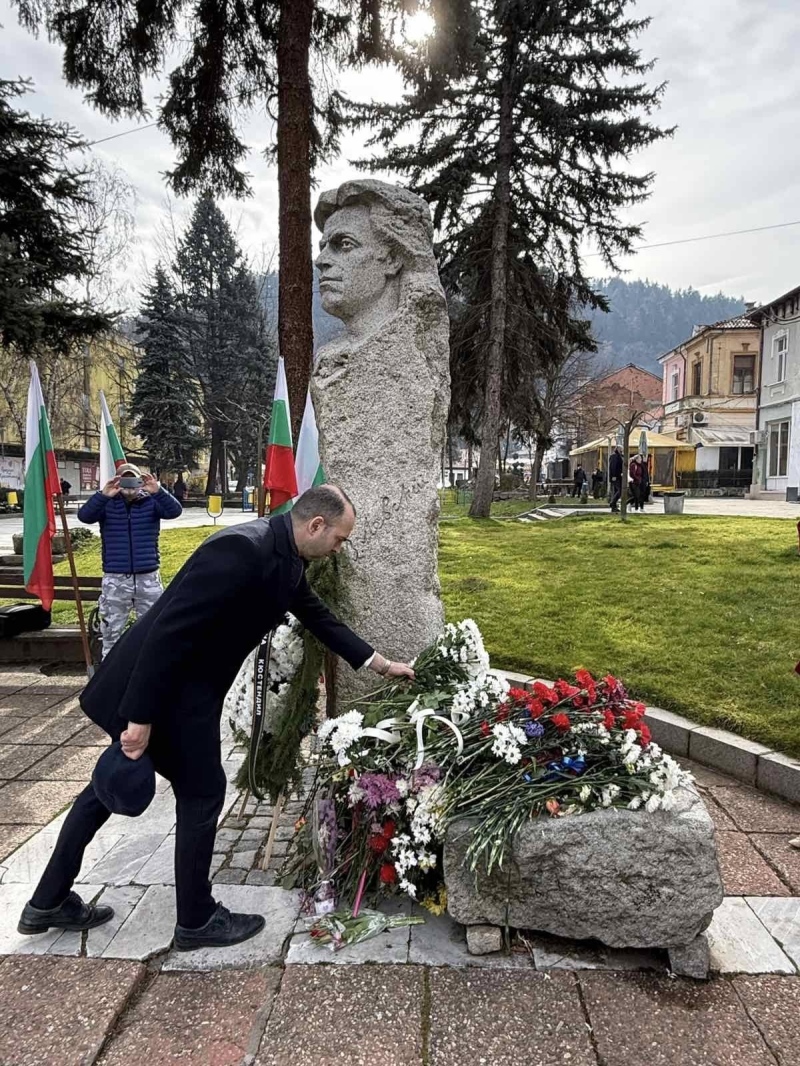 Кюстендил отдаде почит на Васил Левски с дълбок поклон, рецитал и венци