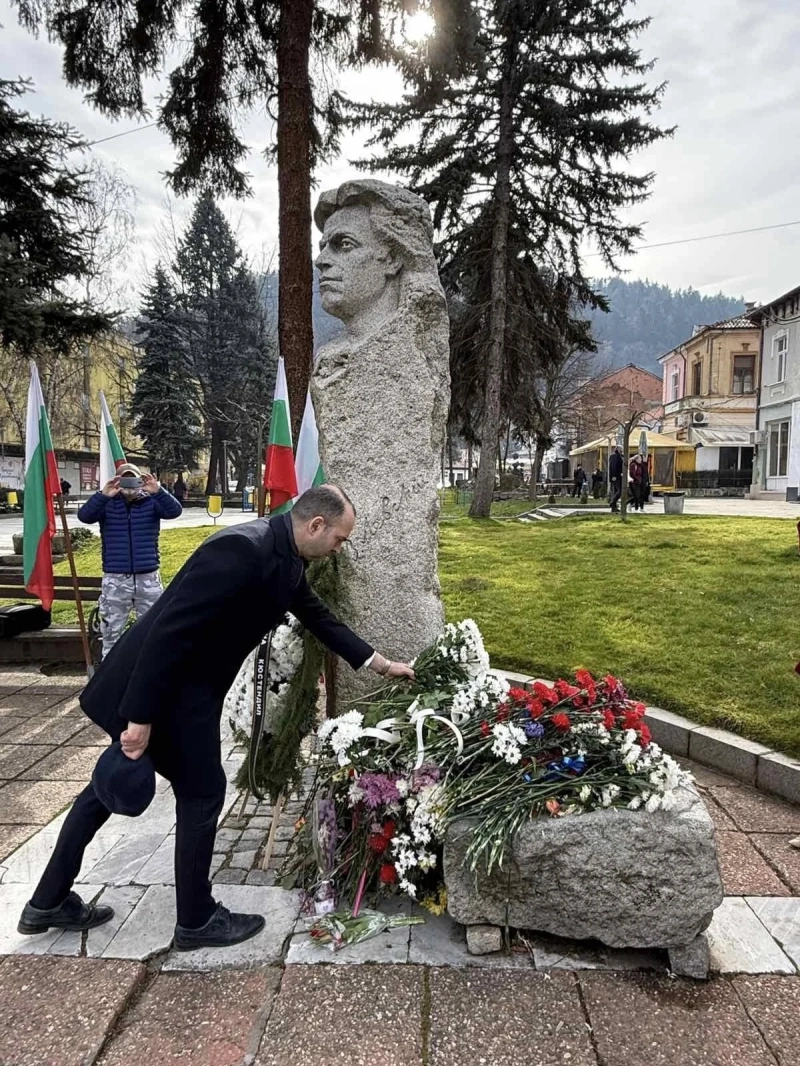 Кюстендил отдаде почит на Васил Левски с дълбок поклон, рецитал и венци