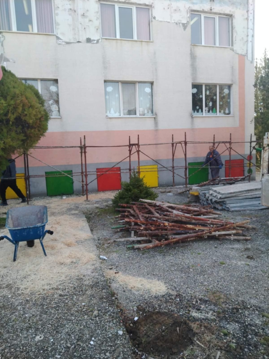 Ураганен вятър отнесе част от фасадата на детска градина в Илинденци, тече спешен ремонт
