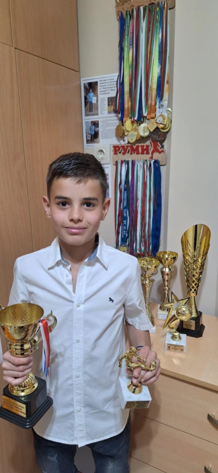 Златен старт на годината! Румен Деянски от Дупница - областен шампион по математика и с титла за най-добър полузащитник