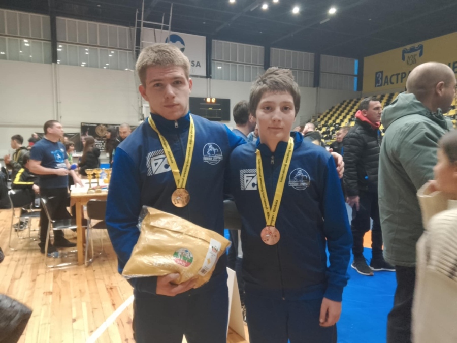 Гордост! Дупнишки борци извоюваха злато и бронз на турнир в Перник