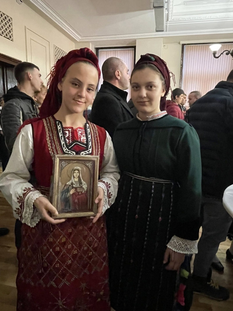 С хляб и песен Елешница прие златен медал за поддържане и предаване на местната традиция от фестивала \