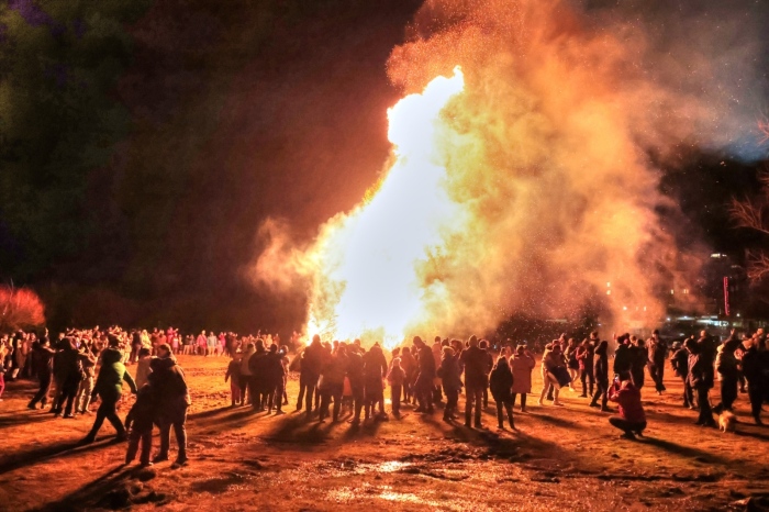 В Банско запалиха традиционната стрелечка за Сирни Заговезни, пламъците на традицията озариха небето