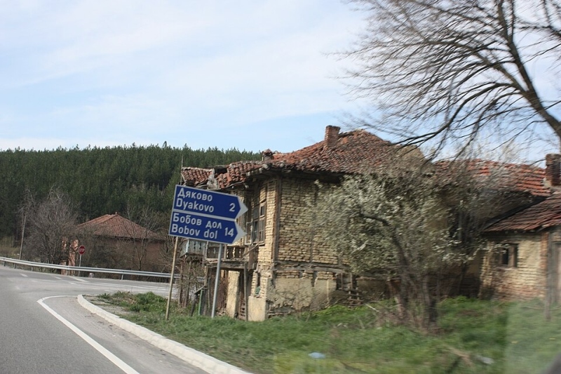 Мъж нападал и заплашвал жени на автобусна спирка в Дяково, задържаха го