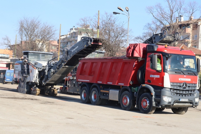 Кърпят дупки по улиците на Благоевград, зейнали през зимата