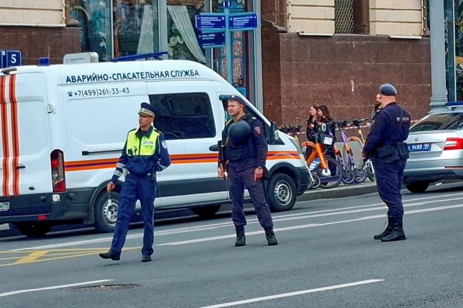 Полицай загина при експлозия пред гара в Москва