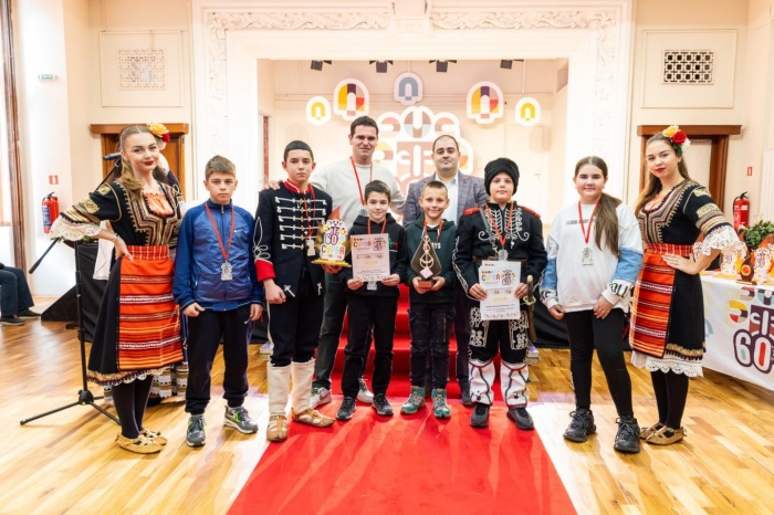 Ученици от XIII ОУ в Перник грабнаха първата по рода си награда „Златен сурвашник“ от „Сурвакариада“