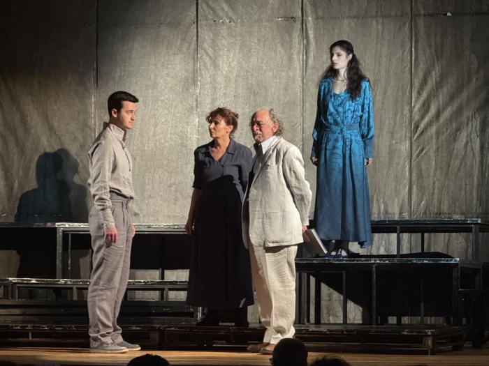 Театрална магия в Крупник! Благоевградската трупа обра овациите с „Железния светилник”