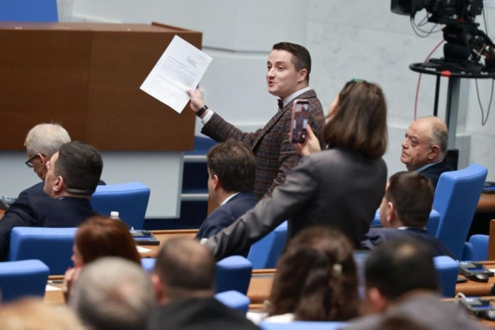 Високо напрежение в НС: Скандали и изключване на депутати след преодоляното вето на Йотова