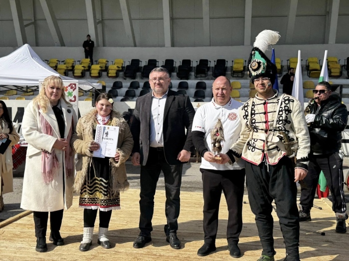 Над 800 кукери разтърсиха земята под Костенец и стреснаха злото