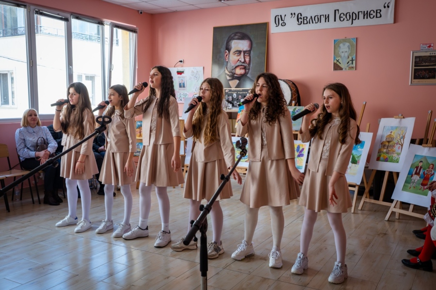 „Аз успявам“ събра ученици от Дупница и Бобов дол в празник на знанието и екипния дух