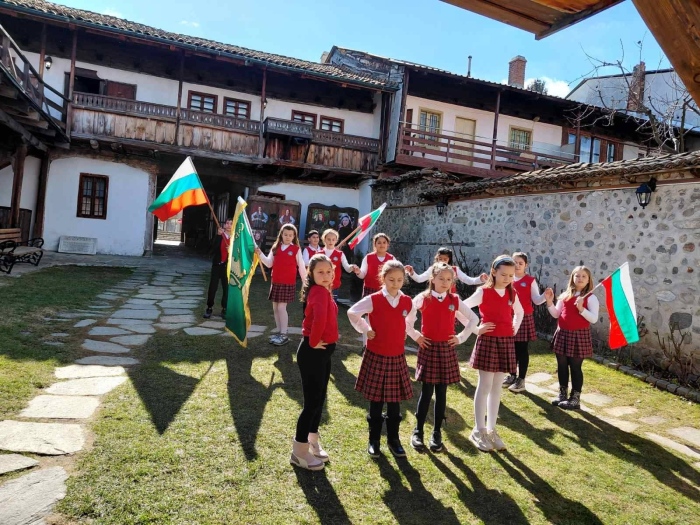 Родолюбие в сърцето на Разлог: Ученици от НУ „Яне Сандански“ почетоха 3 март в историческия музей