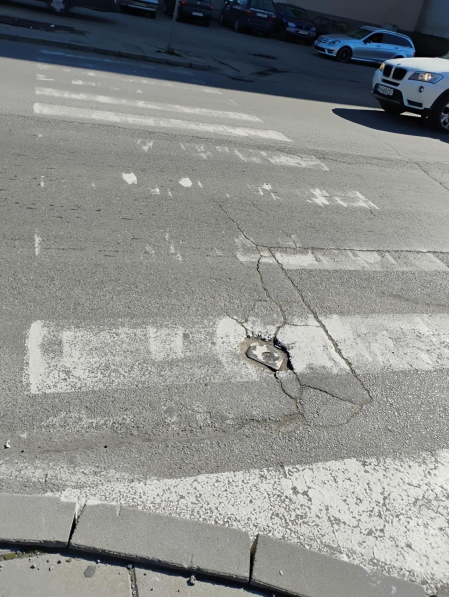 Пешеходни пътеки в Дупница са напълно заличени, спирките приличат на бунища