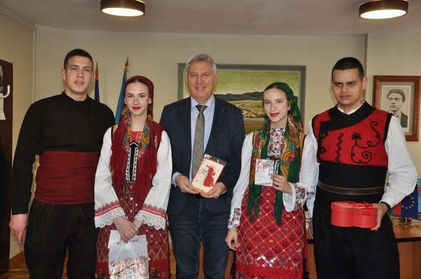 Пъстри носии, мартеници и усмивки превърнаха Община Разлог в дом на традициите