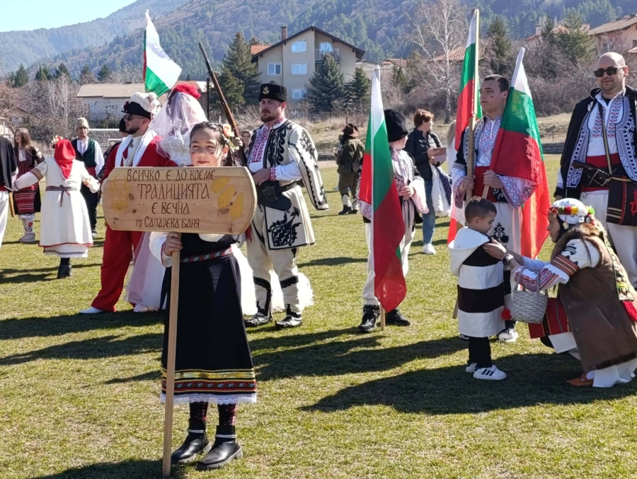 Фестивалът “Кукерландия“: Магия и традиции изпълниха Сапарева баня (ОБНОВЕНО )