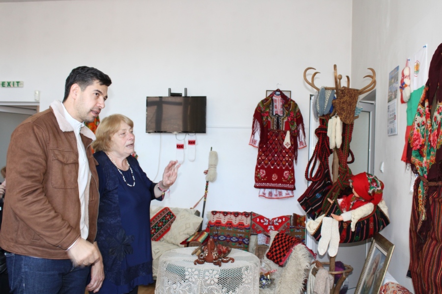 Талантливи дами от Добринище наредиха в изложба плетива, бродерии и носии