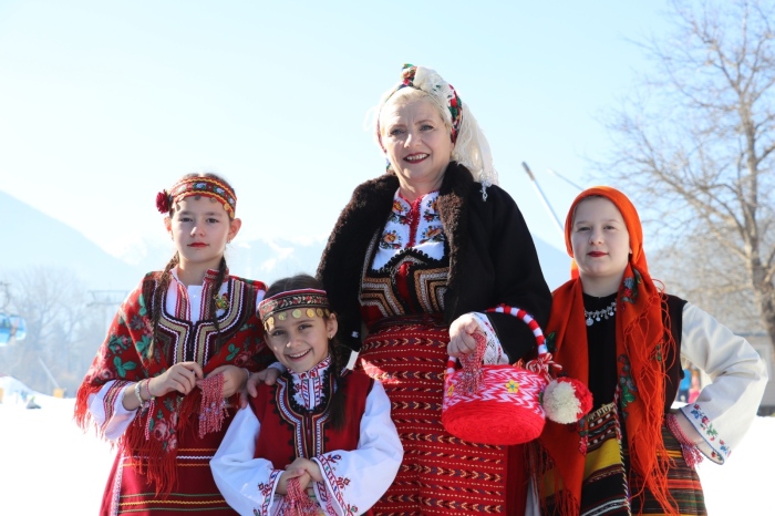 Пъстро шествие и хоро огласиха центъра на Банско за Баба Марта