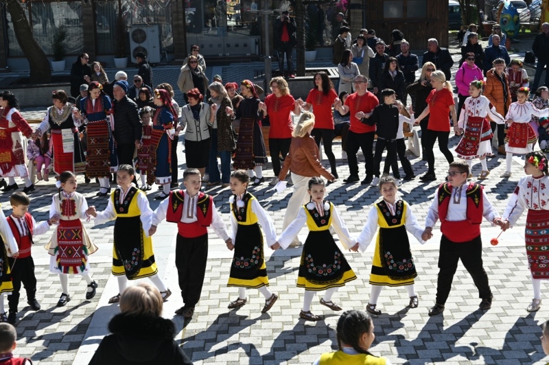 Симитли се хвана на благотворително хоро в помощ на Вили