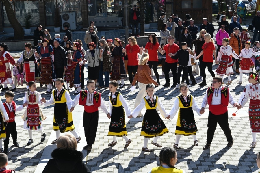 Симитли се хвана на благотворително хоро в помощ на Вили
