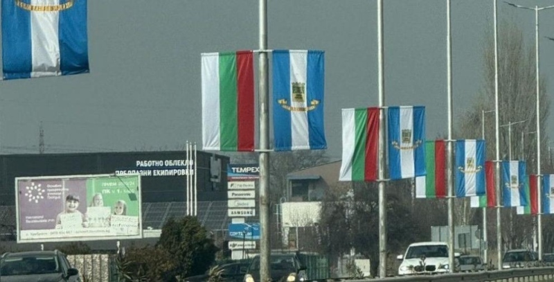 За 3 март: Монтираха над 400 нови трибагреници на ключови места в Пловдив