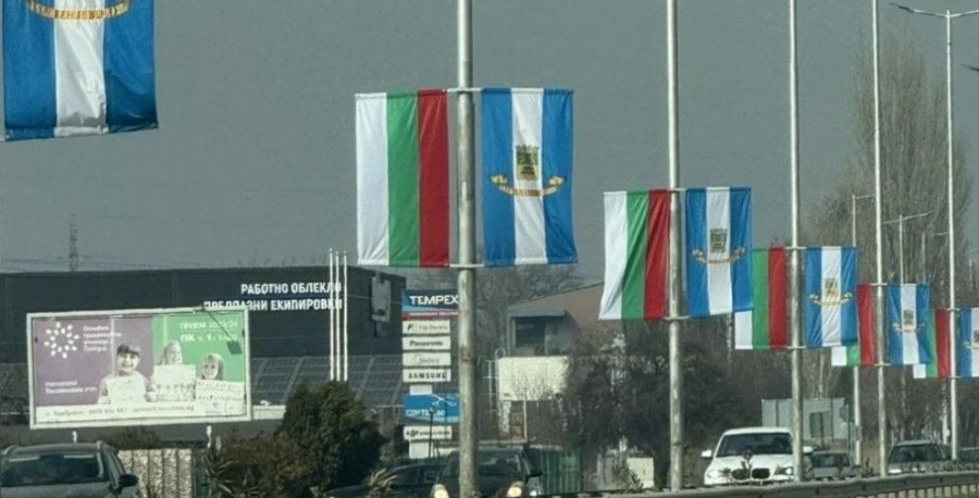 За 3 март: Монтираха над 400 нови трибагреници на ключови места в Пловдив