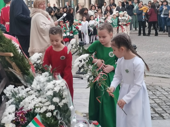 Гоце Делчев почете Трети март с изложба и тържествена церемония пред паметника на падналите за свободата