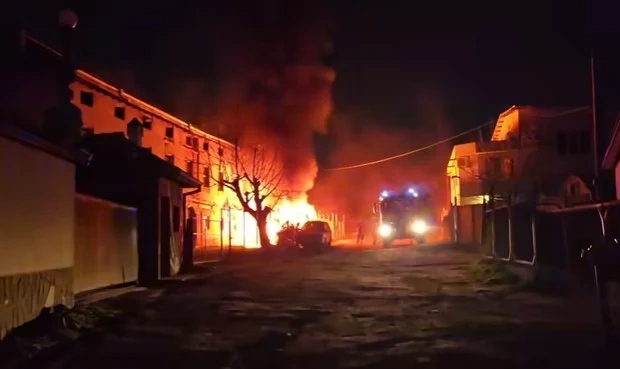 Пожар в Благоевград унищожи кемпер и фотоволтаици през изминалата нощ (Видео) 