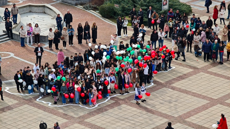 Дупница отбеляза Трети март с тържествен ритуал и флашмоб на площад „Свобода“