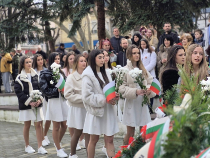 Кюстендил отбеляза Националния празник с тържествен ритуал и 1000 раздадени знамена