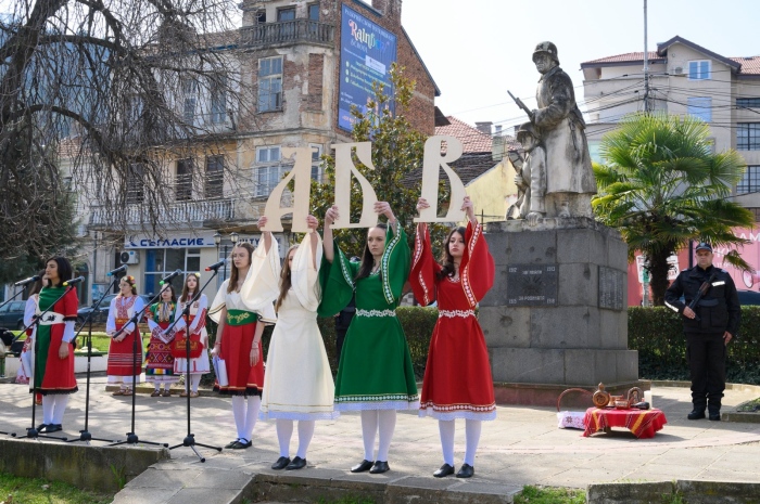 Петрич се поклони пред свободата със спектакъла „Свещена земя“ на учениците от ПГ „Пейо Яворов“