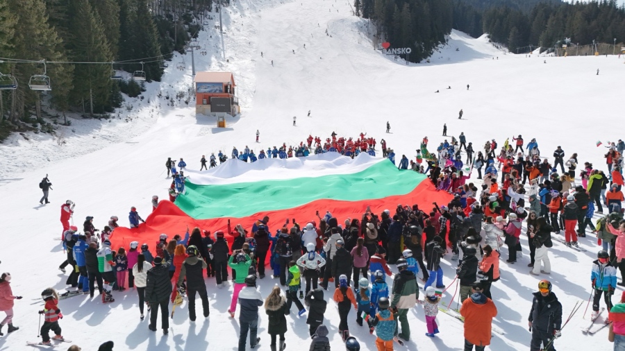 Огромен национален флаг под Тодорка: Скиори и танцьори поведоха празника в Банско