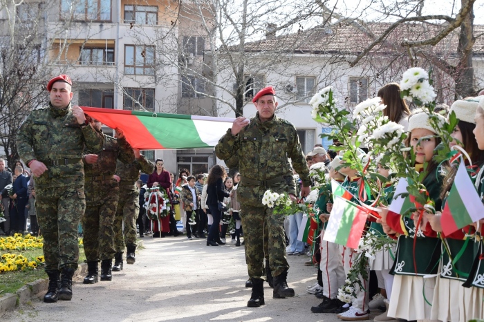 Сандански празнува с военна заря и голямо патриотично шествие