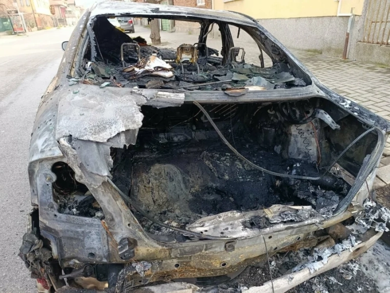 Образуваха досъдебно производство за палежа на мерцедеса в Дупница
