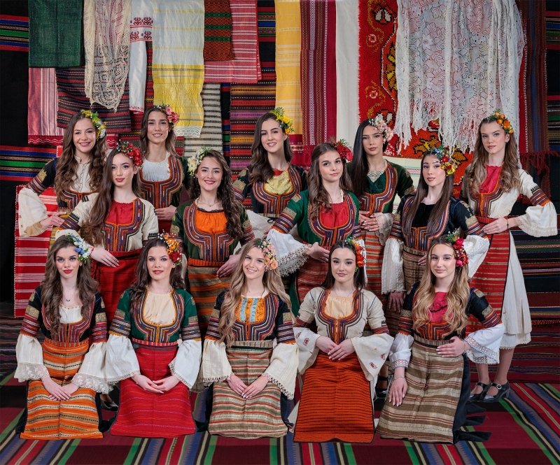 Автентичната риза от „Мома с гергини“ на Майстора оживява в „Девойка кюстендилска пролет“