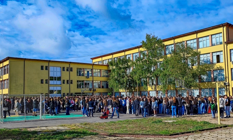 СЕУ „Св.Паисий Хилендарски” въвежда синя тениска, като елемент на ученическа униформа